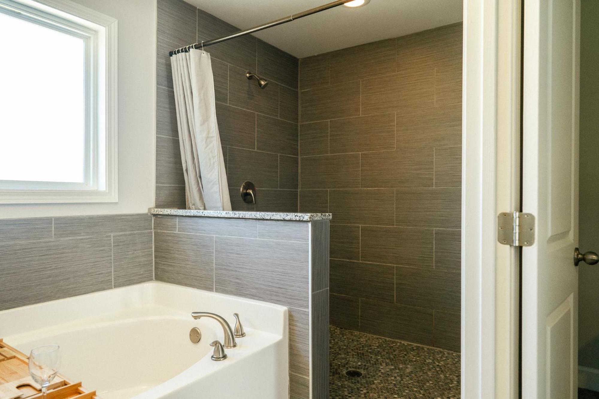 Enjoy Mini-mansion Near Downtown And The Airport!