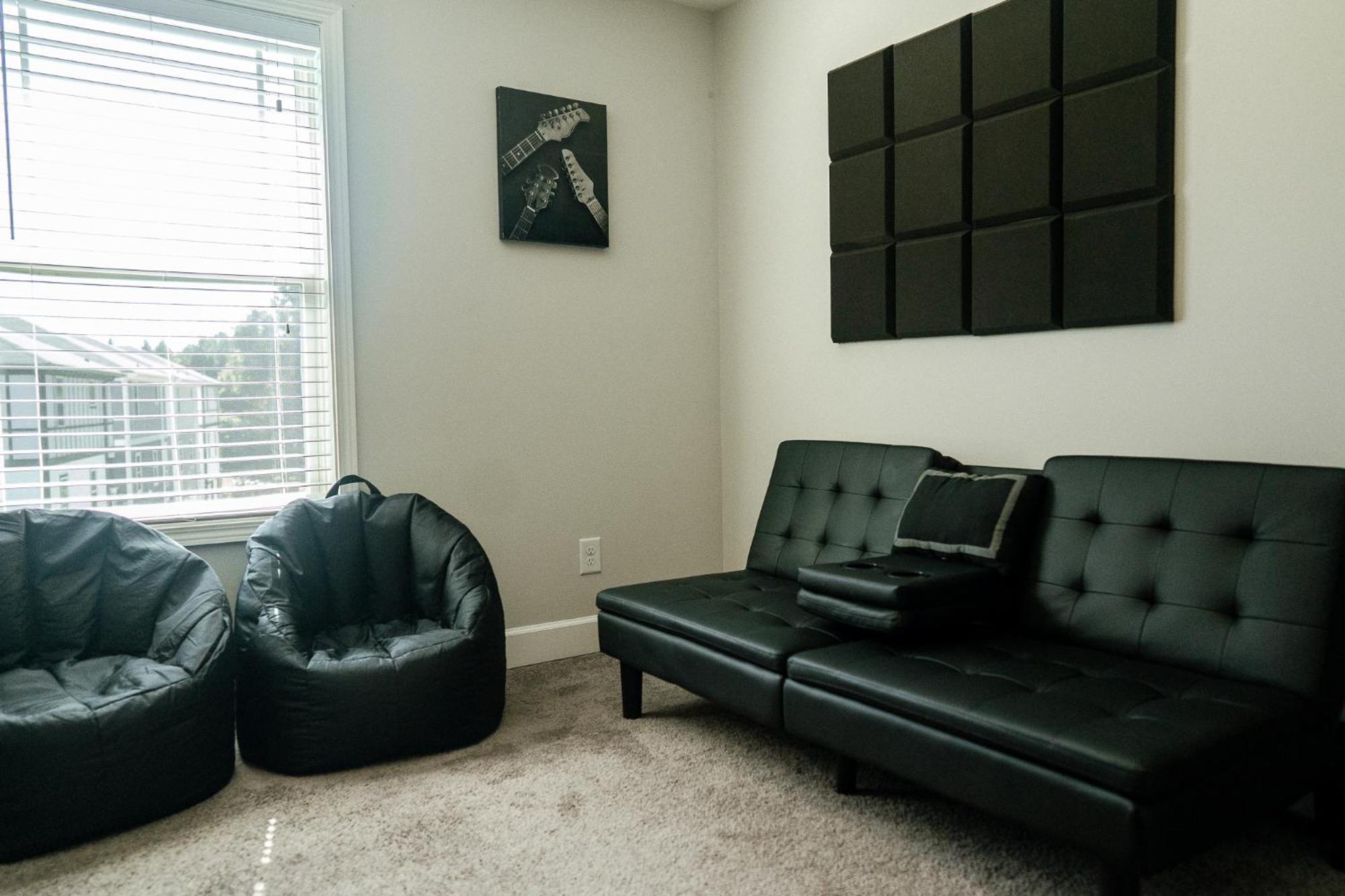 Enjoy Mini-mansion Near Downtown And The Airport! Hébergement de vacances *