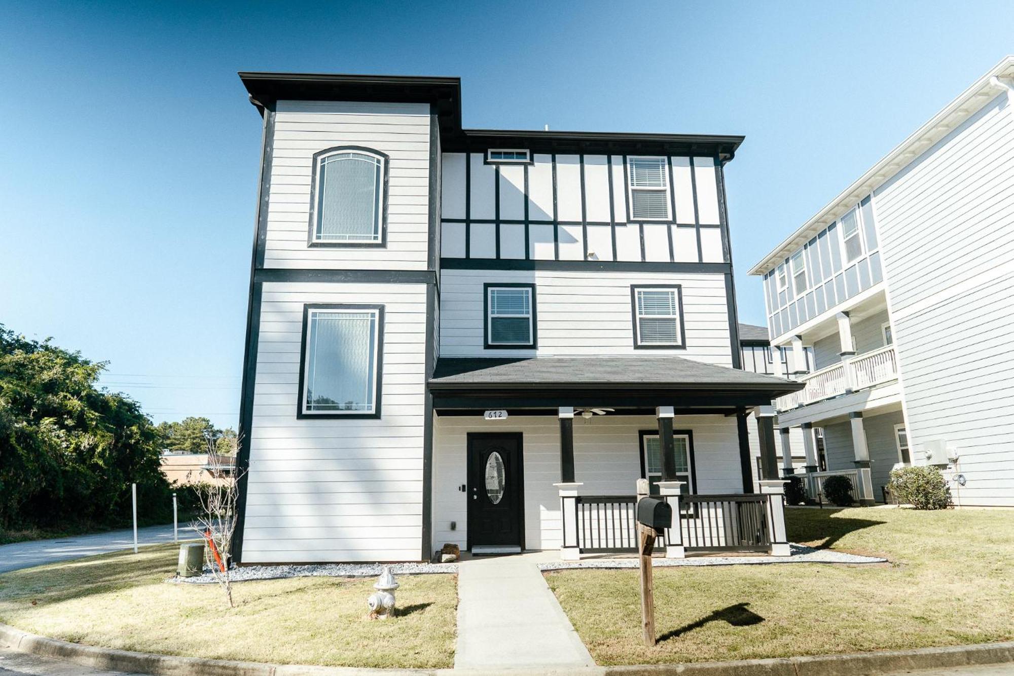 Enjoy Mini-mansion Near Downtown And The Airport! Hébergement de vacances *